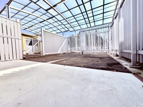 屋根付きで雨の日も安心の個別利用ドッグラン｜常滑ペットホテルジャンボ