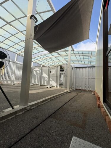 屋根付きで広々としたドッグラン｜常滑市のペットホテルジャンボ