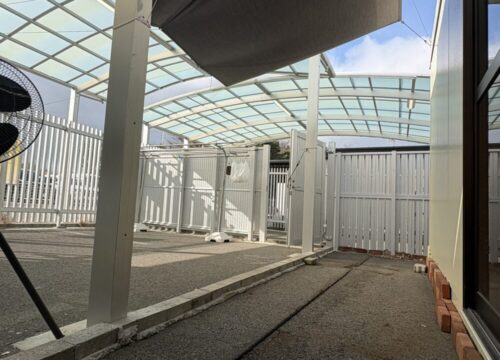 屋根付きで広々としたドッグラン｜常滑市のペットホテルジャンボ