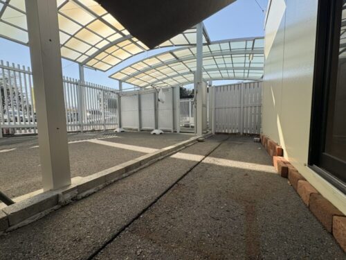 知多半島・常滑市のペットホテルジャンボ｜屋根付きドッグラン通路とプライベートスペース