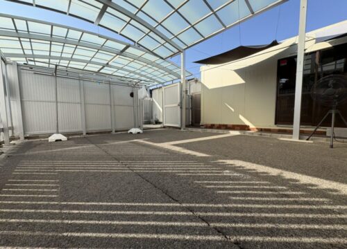 常滑市のペットホテルジャンボ屋根付きドッグラン｜個別利用制で他の犬と接触なし・天候に左右されない安心環境