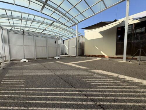 常滑市のペットホテルジャンボ屋根付きドッグラン｜個別利用制で他の犬と接触なし・天候に左右されない安心環境